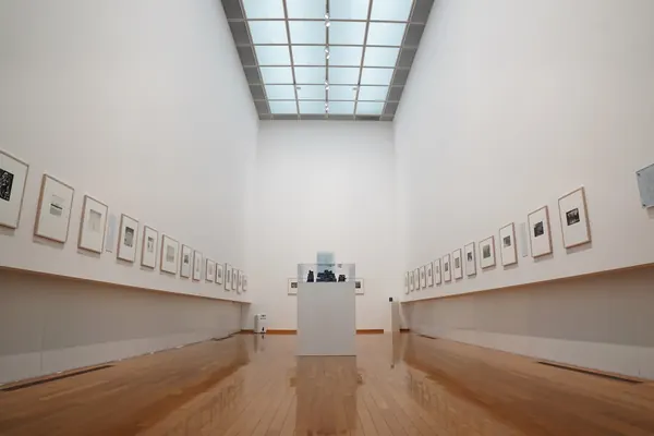 Sala de galeria de arte contemporânea