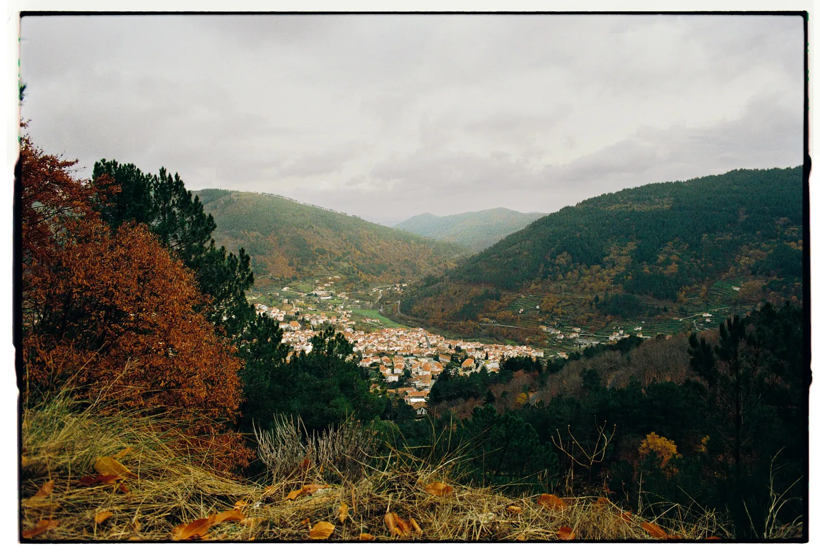 Vale do Minho com aldeia entre encostas