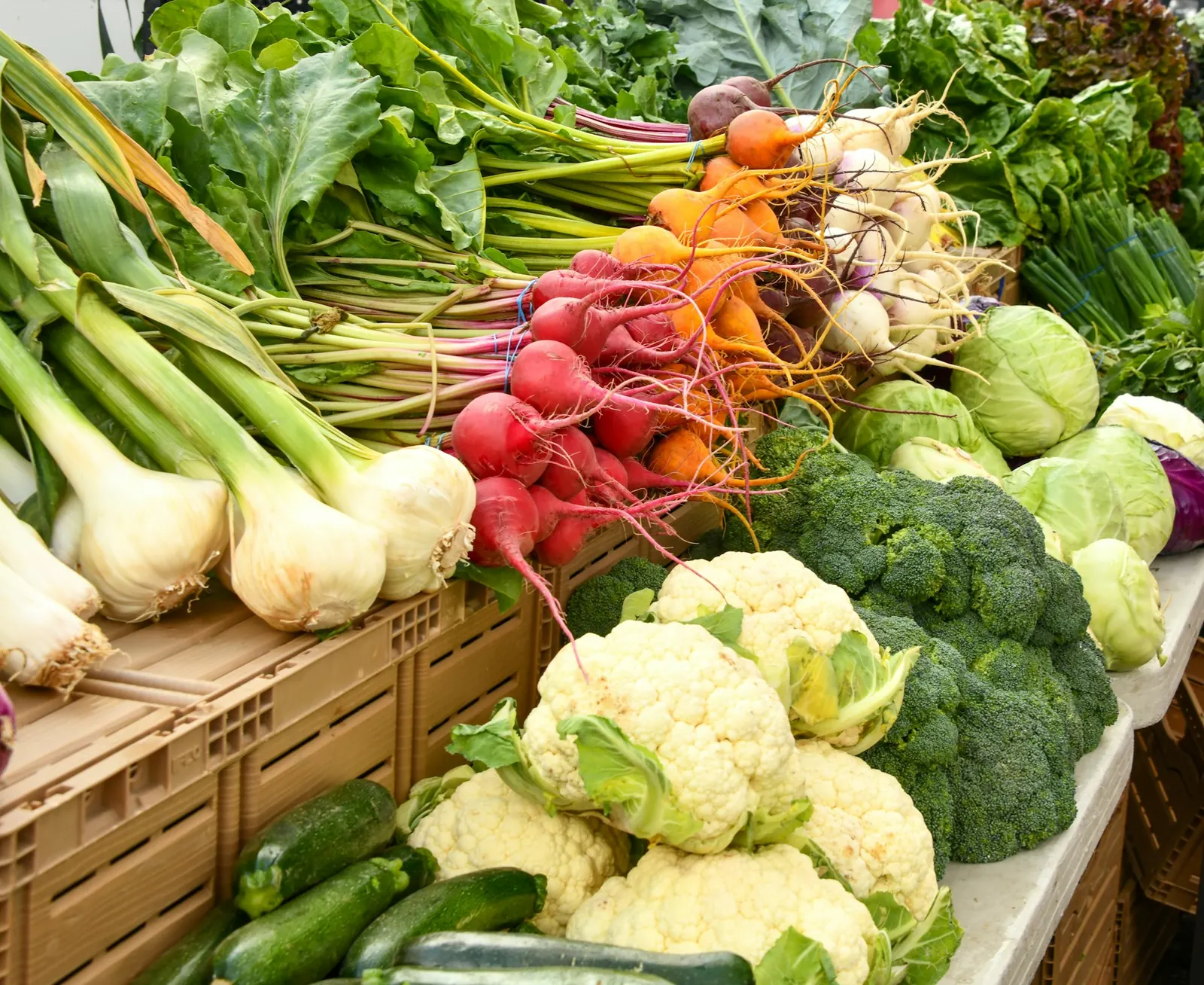 Legumes frescos expostos em caixas de mercado