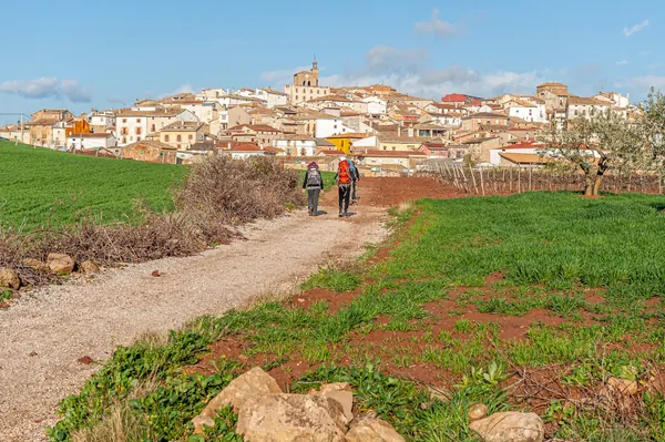 Caminhantes num trilho rural