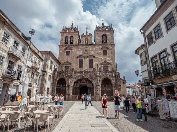 Praça histórica de Braga com pessoas