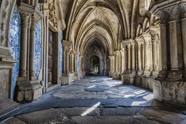 Claustro monástico em pedra