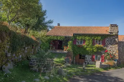 Casa rural de pedra coberta de hera