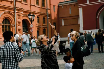 Guia a explicar um edifício a um grupo