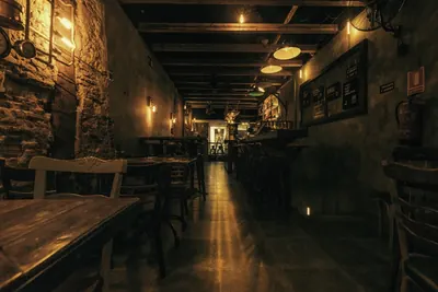 Interior de taberna com mesas de madeira